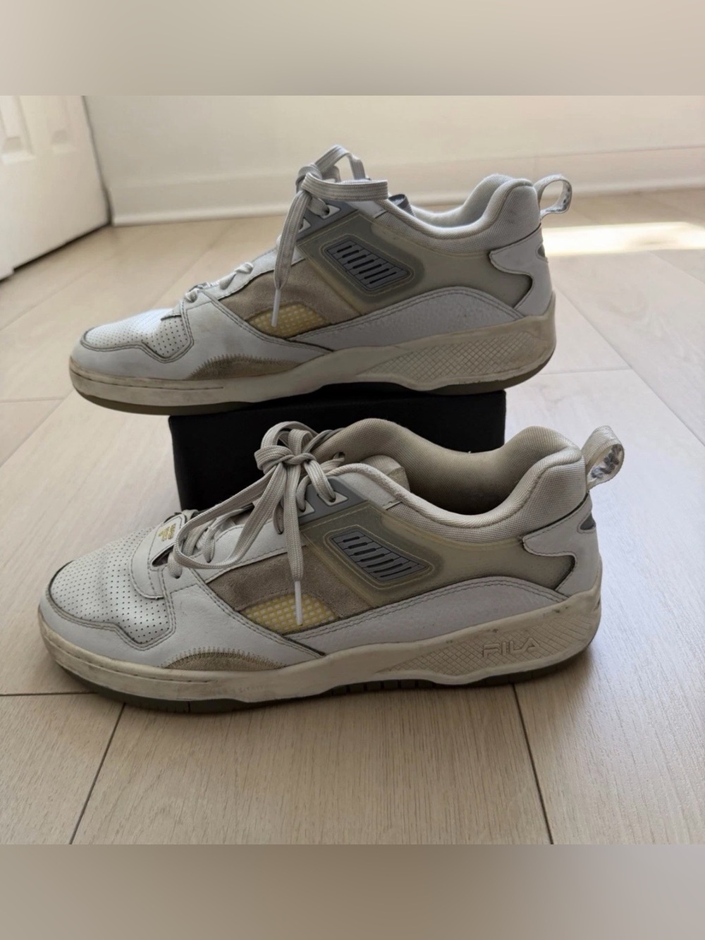 Fila Men's Off-White and Light Gray Low-Top Sneakers